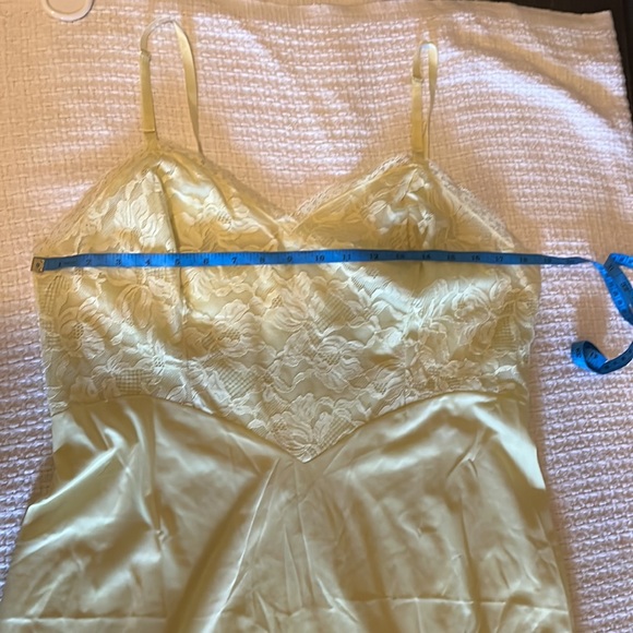 Yellow vintage slip. Excellent vintage condition. - Picture 3 of 10